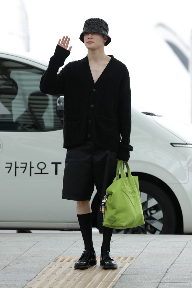 Devil wears Prada? Berbalut busana serba hitam, Jaehyun dari NCT 127 memberi kejutan dengan handbag Prada berwarna shocking green saat hendak meninggalkan Seoul untuk Milan Fashion Week, Kamis (17/6/2022). (Foto: GC Images/Han Myung-Gu)