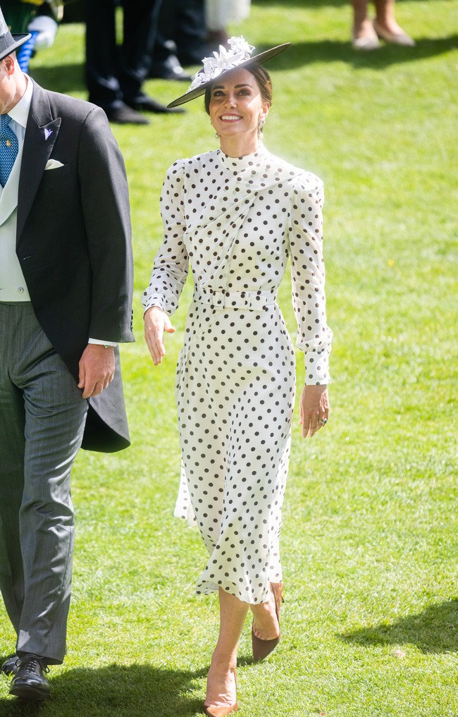 A royal tribute. Kate Middleton kembali memberi penghormatan kepada mendiang ibu mertuanya, Putri Diana, lewat fashion. Hadir di Royal Ascott, Jumat (17/6/2022), ia mengulang penampilan Putri Diana pada 1988 dengan gaun putih polkadot. Anting mutiara yang dipakai ibu Pangeran William-Harry itu turut menyempurnakan gayanya. (Foto: WireImage/Samir Hussein)