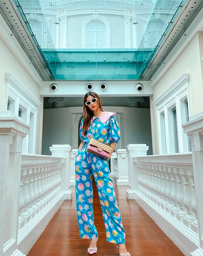 Flower girl on action. Jumpsuit biru penuh motif floral menjadi andalan Patricia Gouw saat jalan-jalan ke sebuah museum di Singapore. (Foto: Instagram/@patriciagouw)