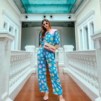 Flower girl on action. Jumpsuit biru penuh motif floral menjadi andalan Patricia Gouw saat jalan-jalan ke sebuah museum di Singapore. (Foto: Instagram/@patriciagouw)