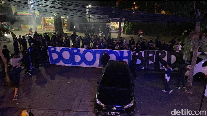 Bobotoh datangi Graha Persib di Jalan Sulanjana.