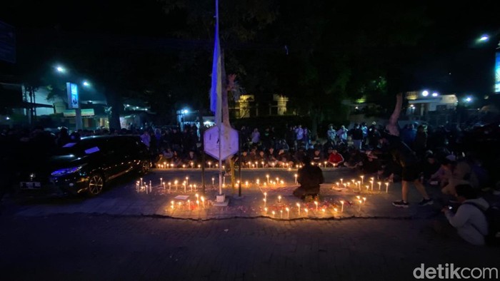 Bobotoh menyalakan lilin di depan Kantor Persib.