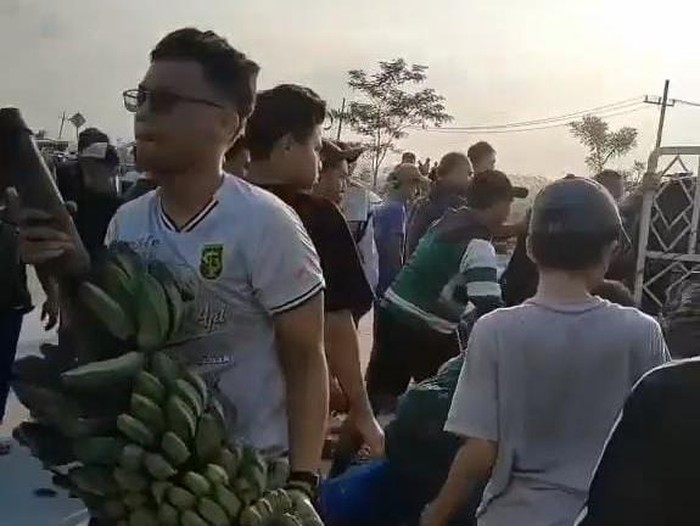 Bonek bantu pikap muat pisang kecelekaan di tol Jombang
