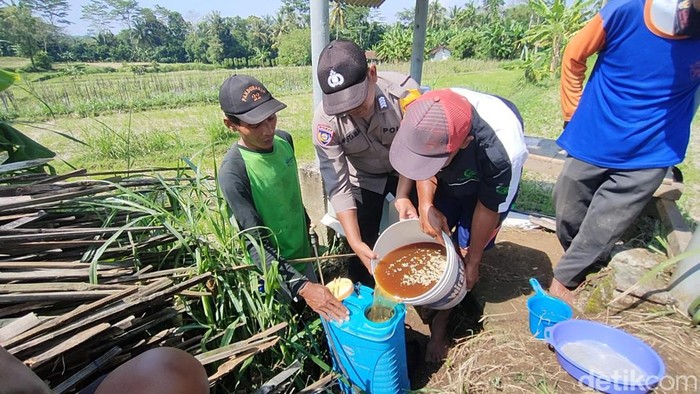Bripka Agus Gutama saat mengajari para petani membuat agen hayati penangkal hama di area persawahan Kalibawang, Kulon Progo, DIY, Jumat (17/6/2022).