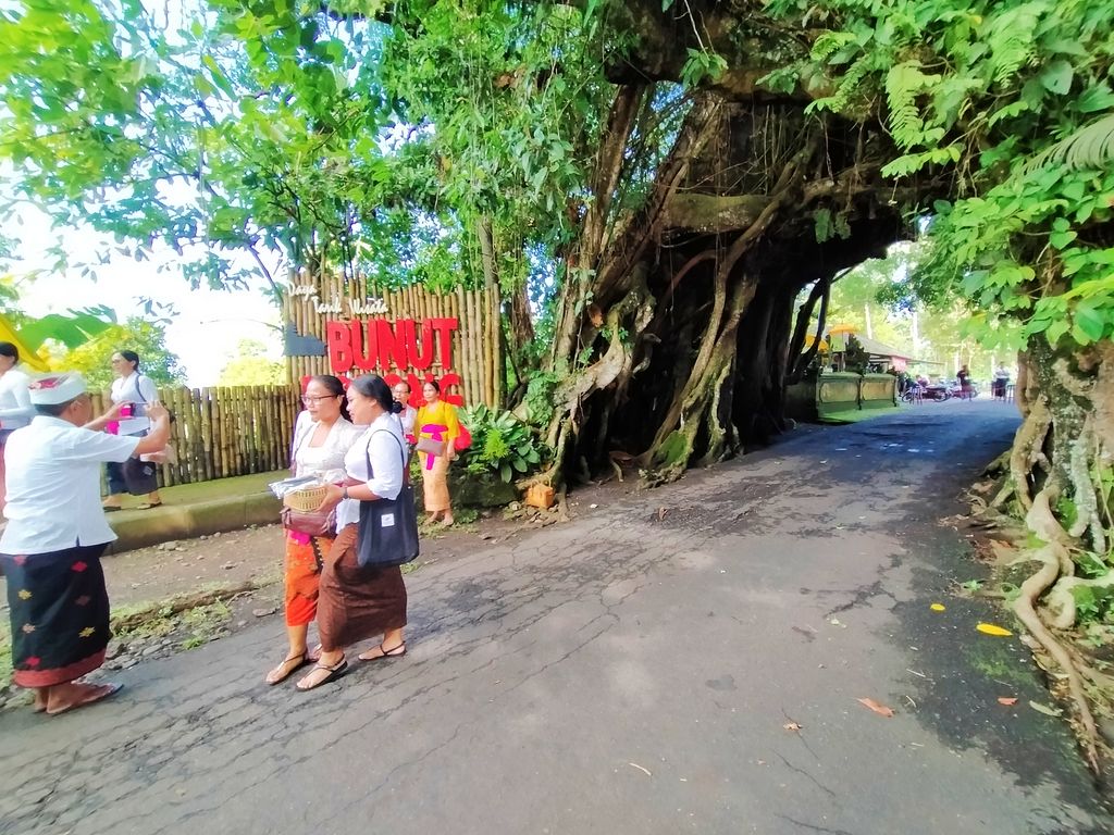 Bunut Bolong salah satu destinasi wisata di Jembrana. Berada di Banjar Bunut Bolong, Desa Manggissari, Kecamatan Pekutatan, Kabupaten Jembrana Bali, Minggu (19/6/2022)