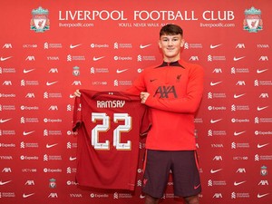 Calvin Ramsay Tak Sabar Merumput Bareng Liverpool