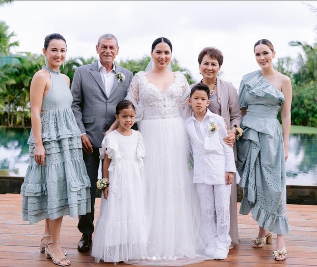 Cathy Sharon dan Julie Estelle mengenakan gaun cantik rancangan desainer Rama Dauhan. Gaun kaya detail girlie seperti ruffle dan renda. Foto: Instagram/@charlottextie