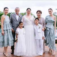 Cathy Sharon dan Julie Estelle mengenakan gaun cantik rancangan desainer Rama Dauhan. Gaun kaya detail girlie seperti ruffle dan renda. Foto: Instagram/@charlottextie