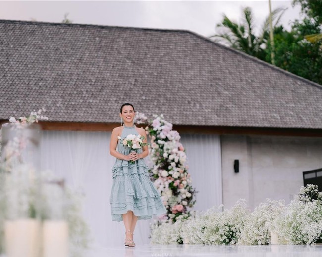 Julie Estelle memilih tampilan lebih chic berbalut gaun halter neck yang juga dihiasi detail ruffle. Foto: Instagram/@charlottextie