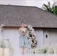 Julie Estelle memilih tampilan lebih chic berbalut gaun halter neck yang juga dihiasi detail ruffle. Foto: Instagram/@charlottextie