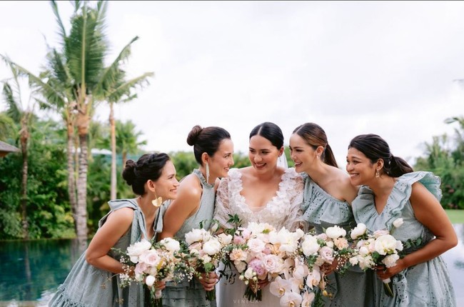 Baik Cathy Sharon dan Julie Estelle memakai makeup bernuansa pink-peach yang memberi kesan segar. Rambut mereka pun ditata simpel dengan kuncir kuda dan juga sanggul tinggi. Foto: Instagram/@charlottextie