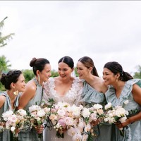 Baik Cathy Sharon dan Julie Estelle memakai makeup bernuansa pink-peach yang memberi kesan segar. Rambut mereka pun ditata simpel dengan kuncir kuda dan juga sanggul tinggi. Foto: Instagram/@charlottextie