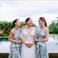 Pernikahan Charlotte Christie dilangsungkan pada 4 Juni 2022. Namun ia baru mengunggah momen indah tersebut Sabtu (18/6/2022). Sosok kedua kakak, Cathy Sharon dan Julie Estelle pun mencuri perhatian netizen. Foto: Instagram/@charlottextie