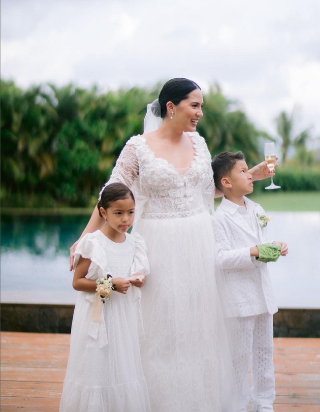Sang pengantin sendiri, Charlotte, tampil cantik berbalut gaun putih berbahan tulle dan lace dengan aplikasi 3D bentuk bunga sebagai aksen yang menambah keindahan. Foto: Instagram/@charlottextie