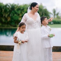 Sang pengantin sendiri, Charlotte, tampil cantik berbalut gaun putih berbahan tulle dan lace dengan aplikasi 3D bentuk bunga sebagai aksen yang menambah keindahan. Foto: Instagram/@charlottextie
