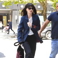 Easy walk, easy wear. Sebuah blazer navy tak pernah salah membuat Anda salah seperti yang dilakukan Dakota Johnson hanya dengan kaus putih. (Foto: GC Images/Raymond Hall)