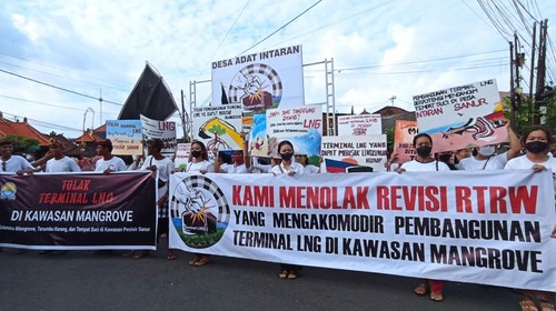 Desa Adat Intaran turun ke jalan melakukan aksi demonstrasi menolak rencana pembangunan LNG di kawasan mangrove.