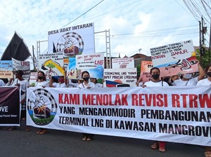 Warga Desa Adat Intaran Turun ke Jalan Tolak Pembangunan LNG di Mangrove