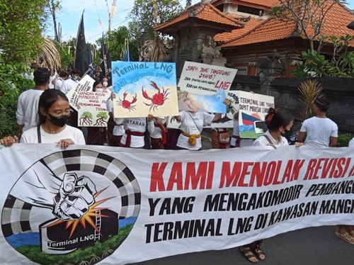 Desa Adat Intaran turun ke jalan melakukan aksi demonstrasi menolak rencana pembangunan LNG di kawasan mangrove.