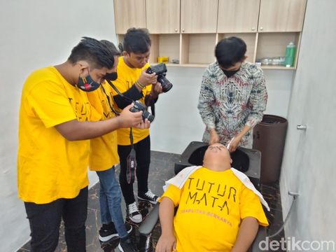 Aktivitas penyandang disabilitas Surabaya saat belajar fotografi