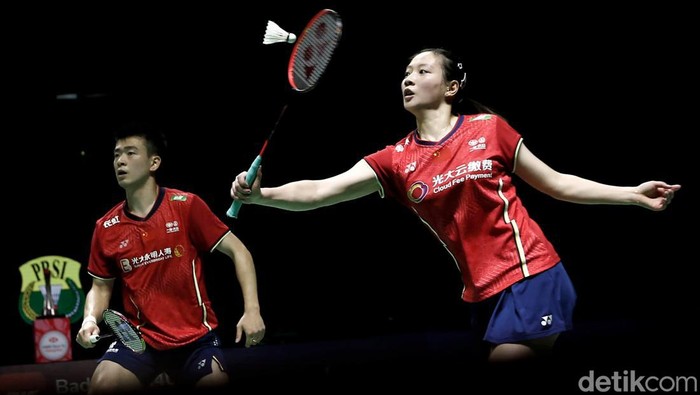 Ekspresi Kemenangan Ganda Campuran China Juarai Indonesia Open 2022 Ganda campuran China Zheng Siwei/Huang Yaqiong menjadi juara Indonesia Open 2022. Keduanya kalahkan wakil Jepang Yuta Watanabe/Arisa Higashino dua gim langsung.