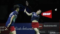 Zheng Siwei/Huang Yaqiong keluar sebagai pemenang usai mengalahkan Yuta/Arisa dengan skor 21-14 dan 21-16.