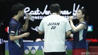 Yuta/Arisa mendengarkan arahan pelatih saat bertanding melawan Zheng Siwei/Huang Yaqiong di final ganda campuran Indonesia Open 2022.