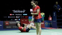 Ganda campuran China Zheng Siwei/Huang Yaqiong meluapkan ekspresi mereka usai memenangkan pertandingan saat berhadapan dengan wakil Jepang Yuta Watanabe/Arisa Higashino di final ganda campuran Indonesia Open 2022 yang digelar di Istoran Senayan, Jakarta, Minggu (19/6/2022).