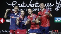Ganda campuran China Zheng Siwei/Huang Yaqiong berfoto bersama dengan wakil Jepang Yuta Watanabe/Arisa Higashino usai pengalungan medali juara Indonesia Open 2022.