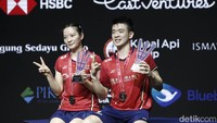 Ganda campuran China Zheng Siwei/Huang Yaqiong berfoto bersama usai menjadi juara ganda campuran Indonesia Open 2022.