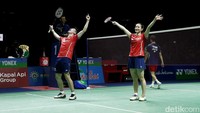 Zheng/Huang coba tahan momentum kebangkitan Yuta/Arisa. Smash keras dari Zheng masuk, skor kembali sama 15-15. Rally panjang terjadi. Zheng/Huang berbalik unggul 17-16, setelah Yuta gagal mengangkat bola kena netnya sendiri setelah ditekan bertubi-tubi. Lucky ball! Rally panjang kelas dunia tersaji dan keberuntungan berpihak pada Zheng. Pukulan menyilangnya mengenai net dan masuk 19-16.