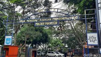 Wendit terletak di Desa Mangliawan, Kecamatan Pakis, Kabupaten Malang. Pemandian ini sudah berdiri sejak ratusan tahun lalu. Foto: Putu Intan/detikcom