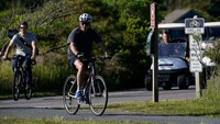 Melansir CNN Indonesia, insiden tersebut terjadi saat Biden tengah bersepeda di taman dekat rumahnya di Pantai Rehoboth, Delaware. 
