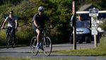Foto: Detik-detik Presiden AS Joe Biden Jatuh dari Sepeda