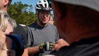 Sebagai informasi, insiden Biden terjatuh dari sepeda diketahui terjadi ketika Presiden Amerika Serikat itu tengah mencoba menghentikan sepedanya saat hendak menyapa sejumlah pendukungnya yang berada di area Pantai Rehoboth, Delaware.