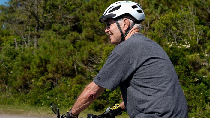 Momen tak terduga terjadi saat Presiden AS Joe Biden tengah bersepeda di area Pantai Rehoboth, Delaware. Ia jatuh dari sepeda saat hendak menyapa pendukungnya.
