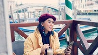 Thalita Latief masih menjalani hobinya yang doyan kulineran selama diet. Minum kopi di tepi sungai yang tenang wajib dilakukan saat berlibur ke luar negeri. Foto: Instagram/thalitalatief