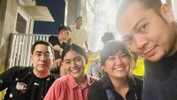 Mengadakan pertemuan santai saat malam hari juga dipilih dilakukan pada sebuah kafe yang sederhana. Area makan di luar ruangan jadi pilihannya agar bisa berbincang santai. Foto: Instagram/thalitalatief