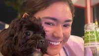 Hangout di salah satu bar, Thalita Latief sesekali mengajak anjing kesayangannya. Sebotol minuman yang menyegarkan dipesan untuk menikmati waktu santainya. Foto: Instagram/thalitalatief