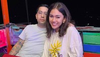 Bersama kekasihnya, makan malam di restoran yang menangkan juga menjadi rutinitas keduanya. Dirinya bahkan sengaja memesan area makan di dekat pantai untuk mendapat hembusan angin yang sejuk. Foto: Instagram/thalitalatief