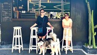 Tidak hanya berjalan untuk menurunkan berat badannya tetapi Thalita Latief juga mengajak serta anjingnya untuk jalan-jalan. Setelah merasa lelah, kafe sederhana dipilih untuk melepas penat. Foto: Instagram/thalitalatief