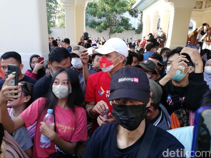 Gubernur Jateng Ganjar Pranowo hadir di Car Free Day (CFD) Solo, Minggu (19/6/2022).