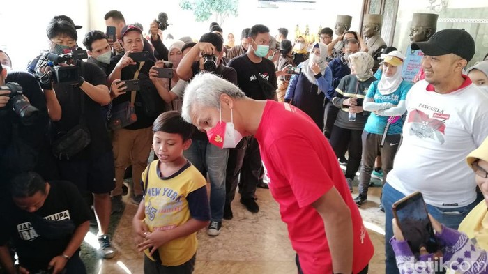 Gubernur Jateng Ganjar Pranowo hadir di Car Free Day (CFD) Solo, Minggu (19/6/2022).