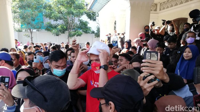 Gubernur Jateng Ganjar Pranowo hadir di Car Free Day (CFD) Solo, Minggu (19/6/2022).