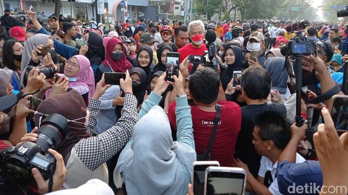 Gubernur Jateng Ganjar Pranowo hadir di Car Free Day (CFD) Solo, Minggu (19/6/2022).