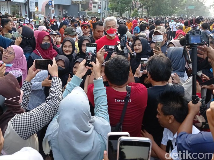 Gubernur Jateng Ganjar Pranowo hadir di Car Free Day (CFD) Solo, Minggu (19/6/2022).
