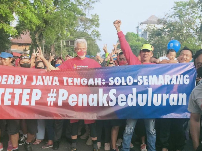 Gubernur Jateng Ganjar Pranowo ikut bentangkan spanduk derby Jateng di Solo, Minggu (19/6/2022).