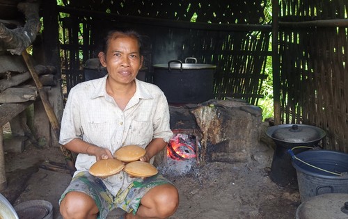 Ni Nyoman Kerti saat menunjukan tiga bungkul gula merah saat ditemui di rumahnya di Desa Datah, Kecamatan Abang, Kabupaten Karangasem