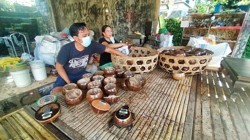 I Made Uripta Adi Sujarwa (39), perajin alat musik tradisional dari bahan batok kelapa asal Jalan Cilinaya, Banjar Rangdu, Desa Pohsanten, Kecamatan Mendoyo, Jembrana, Bali, Sabtu (18/6/2022).
