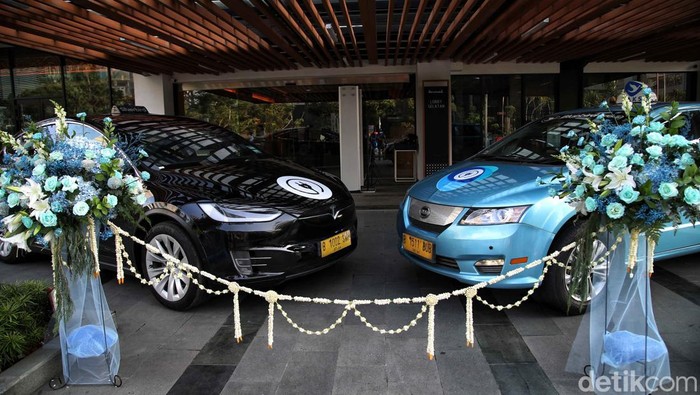 Ini Lho Mobil Listrik Tesla Blue Bird yang Mejeng di Sarinah Mobil listrik Tesla Blue Bird tampak menghiasi kawasan Sarinah, Jakarta. Seperti apa penampakannya? Lihat yuk.